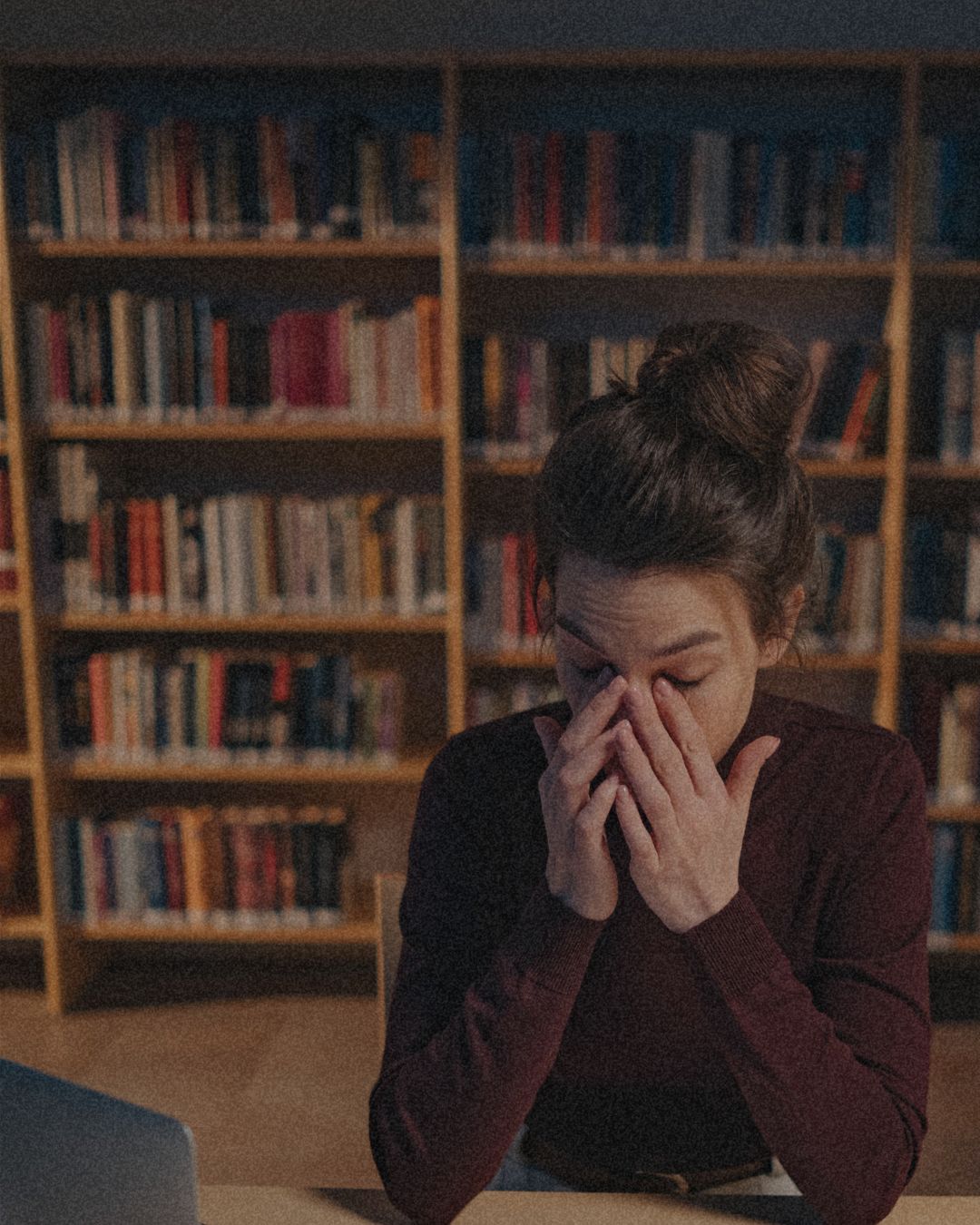 Traurige, einsame Frau am Arbeitsplatz